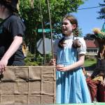 The Wizard of Oz cast sang songs from the musical.