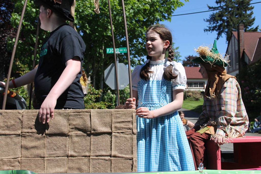 The Wizard of Oz cast sang songs from the musical.