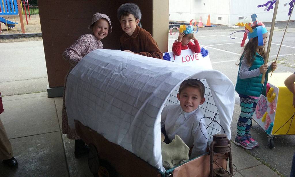 Others went all out and wore period clothing, parading with own covered wagons made of paper and chicken wire. (Ian A. Snively/Kitsap News Group)