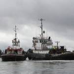 Salmon Bay Barge Lines tug Mauna Loa removes a derelict vessel from Liberty Bay after the vessel had been abandoned since 2016. Nick Twietmeyer | Kitsap Daily News