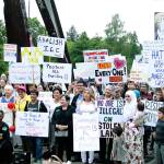 Hundreds gather in Bremerton’s Evergreen Park to protest family separations