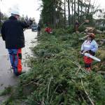 John Byars, a FEMA instructor and Team Rubicon volunteer, directs traffic on Harris Court while providing assistance to Rebecca Chitwood. (Bob Smith | Kitsap Daily News)