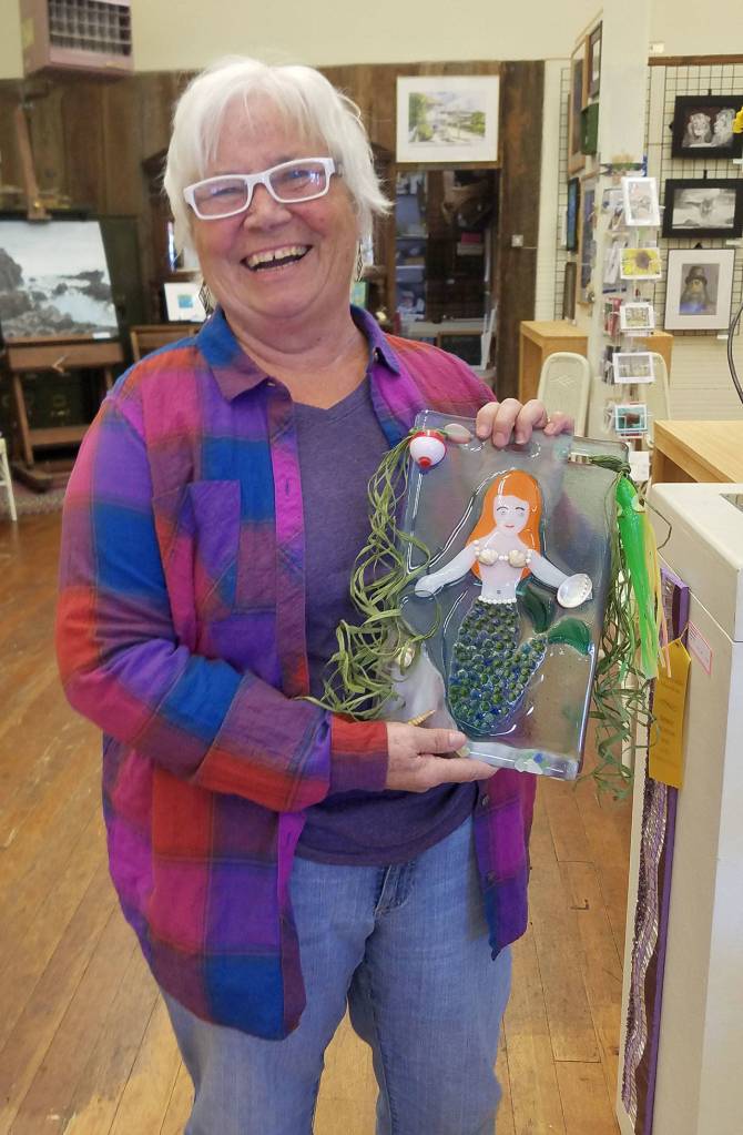 Winnifred Andrew won third place in the mixed media category for her glass art. (Luella Hauenstein photo)