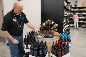 Grocery Outlet opens new Port Orchard store with a flourish