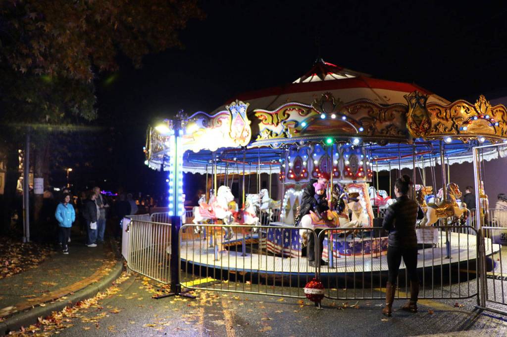 Poulsbo’s Julefest draws a crowd