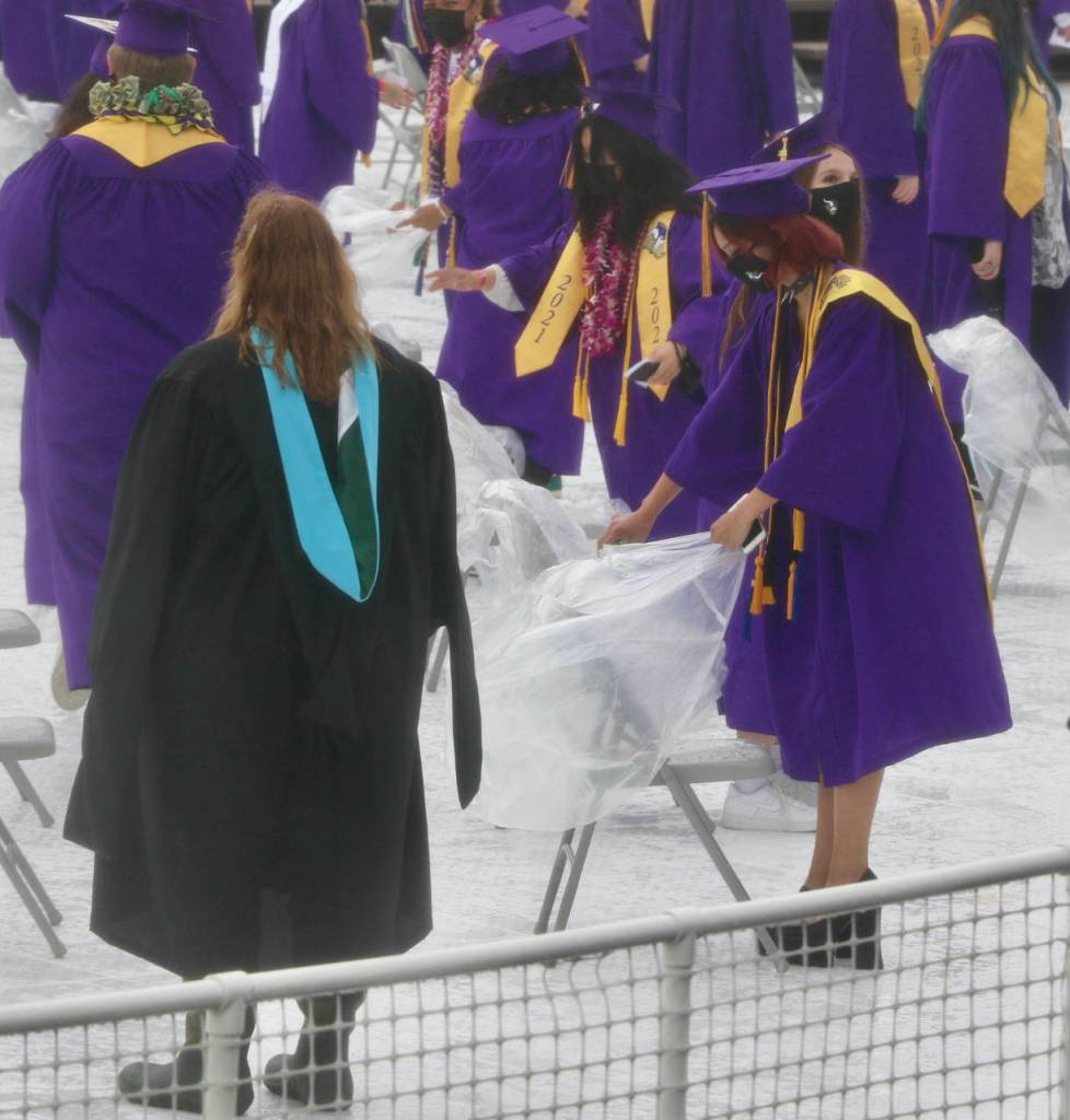 Some students used the ponchos as a way to keep their seats dry.(KPark/NKH).