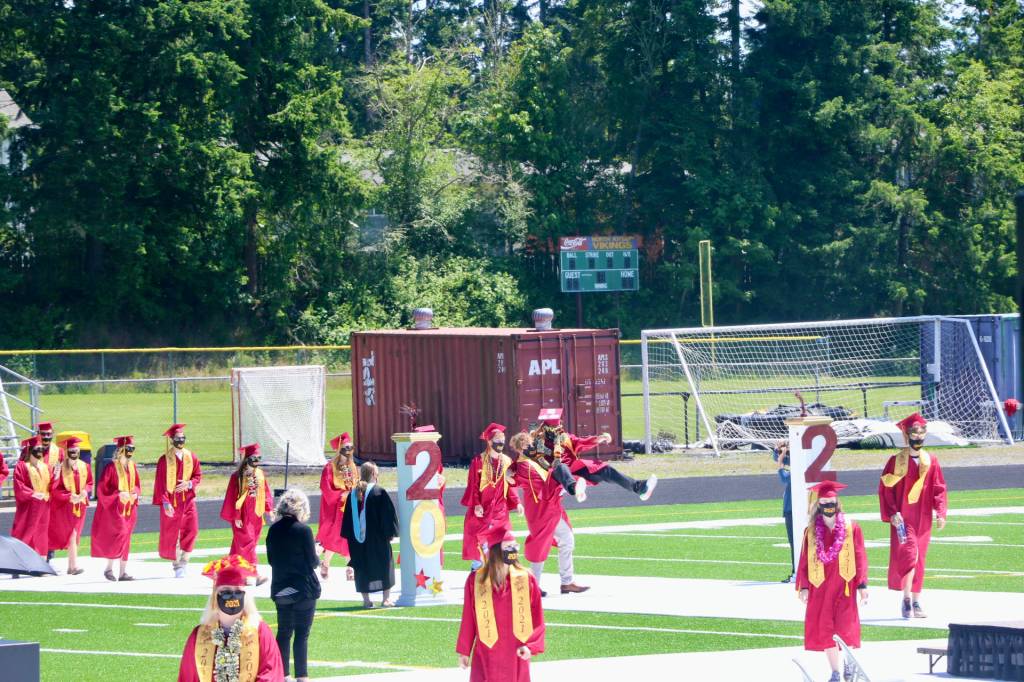 Students struck some wild poses as they passed through the columns for a photo op during the proecession. (KPark/NKH)