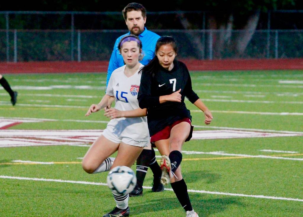 Juliet Jaeren (7) battles a Graham-Kapowsin player for a free ball. (Mark Krulish | Kitsap News Group)
Mark Krulish | Kitsap News Group
South Kitsap player Juliet Jaeren (7) battles a Graham-Kapowsin player for a free ball.