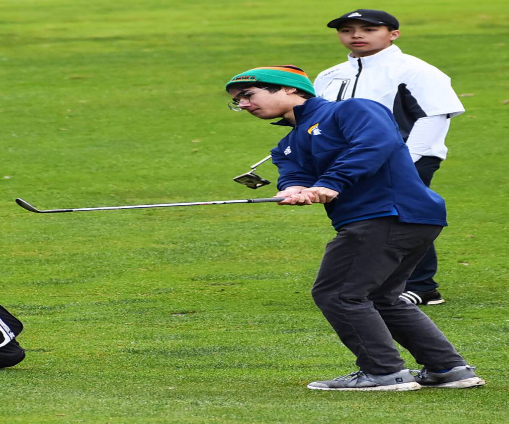 Spartan Ryan Sturham chips onto the green.