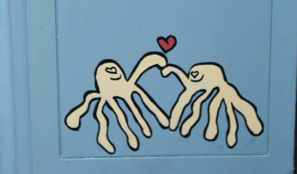 Detail of two enamored octopi on the right side of the piano.