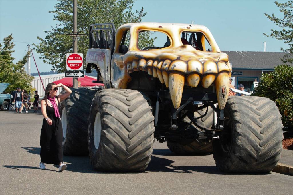 Passing by, this woman barely makes it to the tire of the monstrous Skeletor.