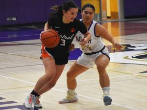 Nicholas Zeller-Singh/Kitsap News Group Photos
Cougar Chelsey Cobb dribbles past Viking Tiffany Le.