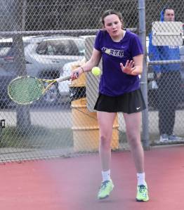 Nicholas Zeller-Singh/Kitsap News Group photos
Viking Teegan DeVries rallies with her opponent.