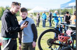 Damon Williams/Kitsap News Group photos
Buck Giles shows a team member an app about the race on his phone.