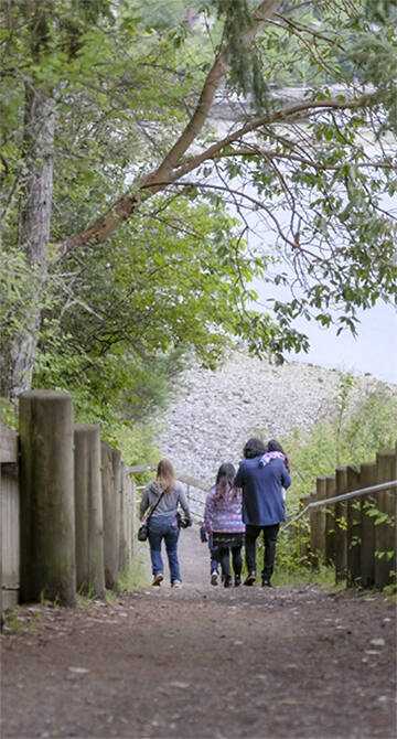 A family hikes down to the beach.