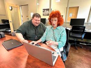 Mike De Felice/Kitsap News Group
Joan Walz, of Poulsbo, learns the basics about her computer during a senior technology class alongside Kitsap Tech Support instructor Colin Waters.