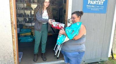 Mike De Felice/Kitsap News Group photos
Cindy Townson, of Seabeck, (right) picks up pet food for her dogs, Roxy and Duke.